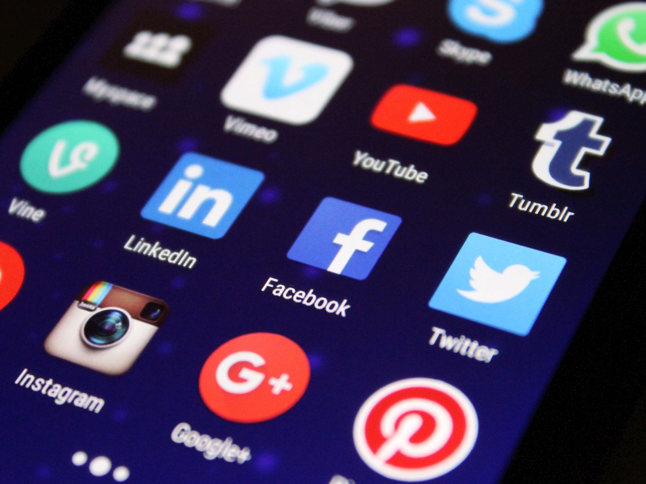 Social media planning and content creation for audiences on mobile devices